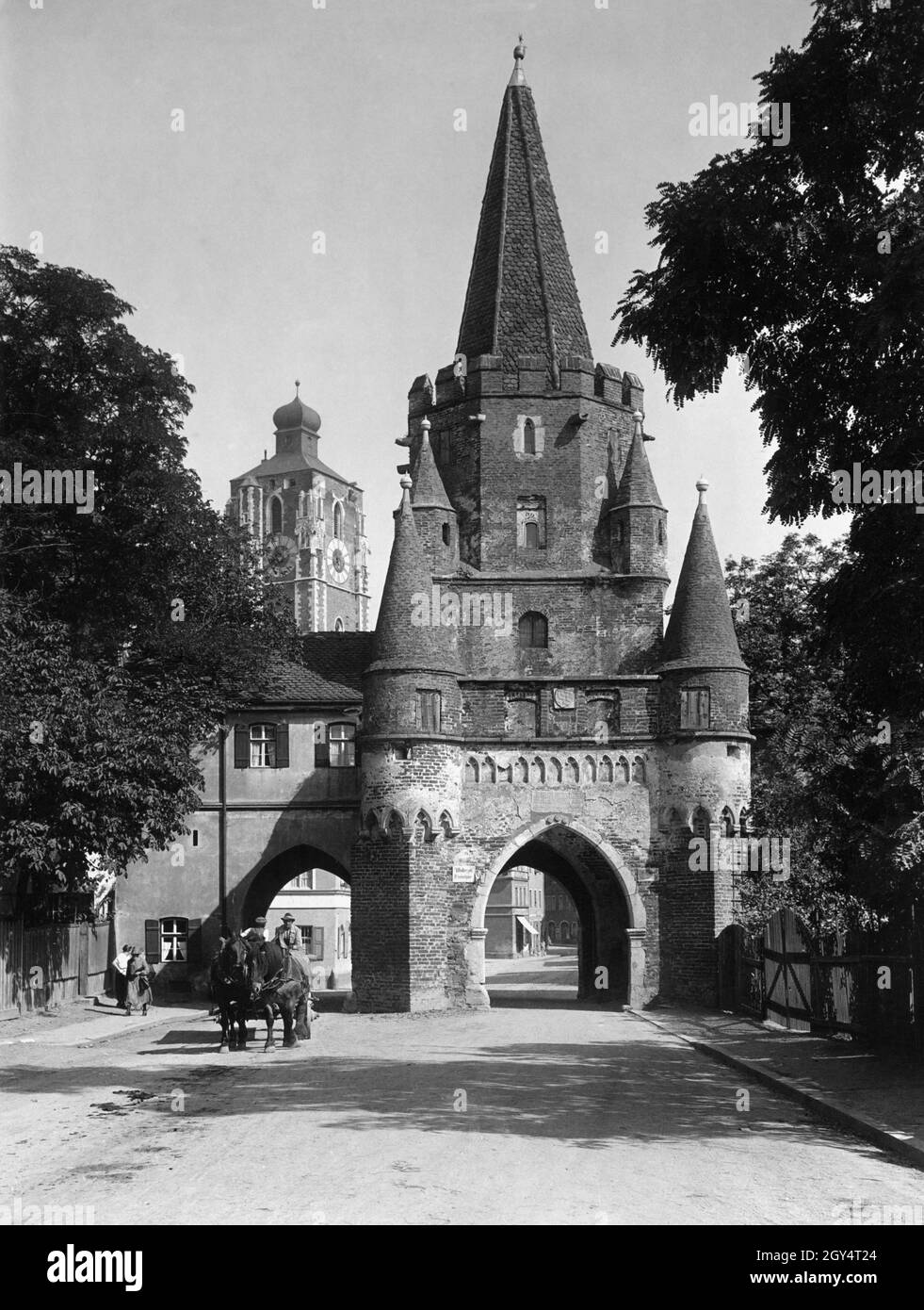 Das Foto von 1929 zeigt den Kreuztor in Ingolstadt. Dahinter sieht man den Kirchturm des Liebfrauenmünsters. [Automatisierte Übersetzung] Stockfoto