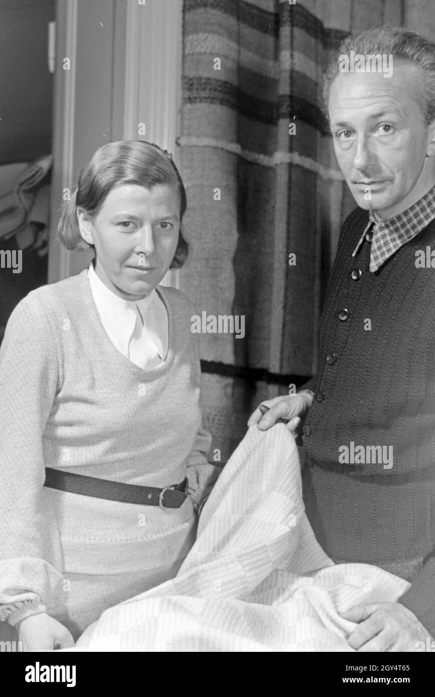 Seniorchef der Weberei Adolf Bauer & Söhne mit Angestellten, Deutschland 1940er Jahre. CEO von Adolf Bauer & Söhne Weberei mit Mitarbeitern, Deutschland 1940. Stockfoto