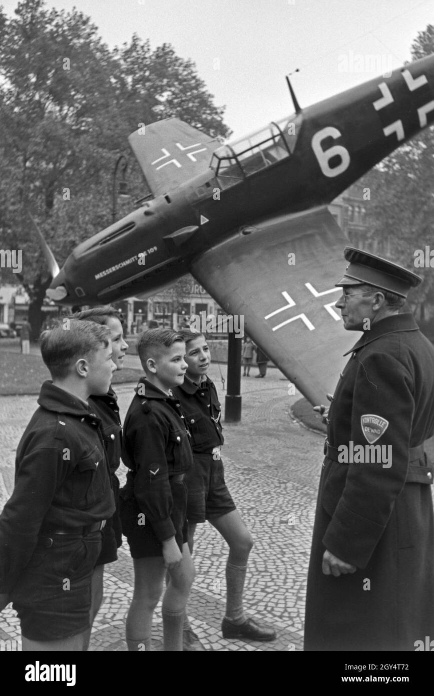 Hitlerjungen eine einer Messerschmitt ME 109 auf der Wehrmachtsausstellung, Deutschland 1940er Jahre. Hitler Jugend an eine Messerschmitt ME 109 militärischen Ebene an die Wehrmachtsausstellung, Deutschland 1940. Stockfoto