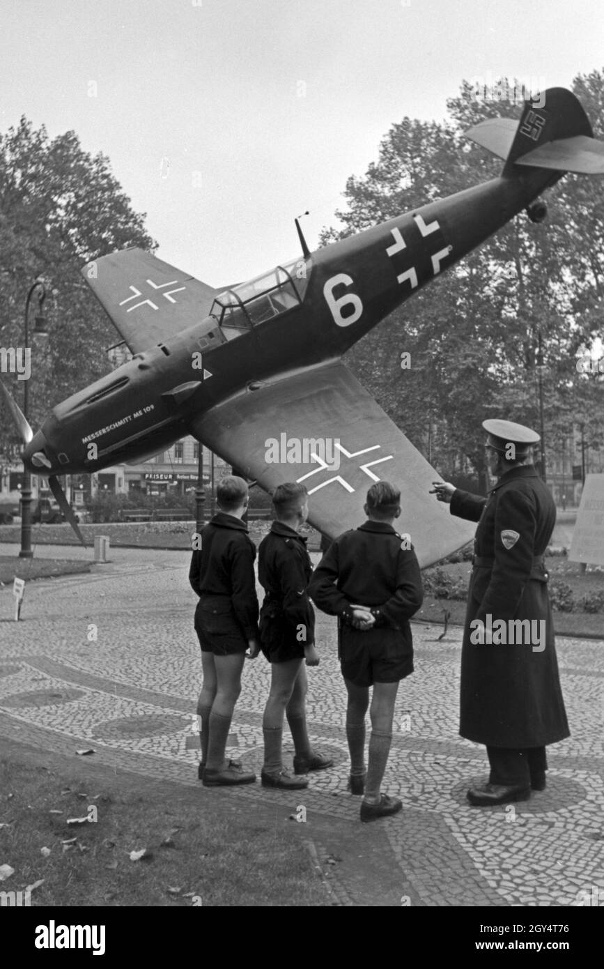 Hitlerjungen eine einer Messerschmitt ME 109 auf der Wehrmachtsausstellung, Deutschland 1940er Jahre. Hitler Jugend an eine Messerschmitt ME 109 militärischen Ebene an die Wehrmachtsausstellung, Deutschland 1940. Stockfoto