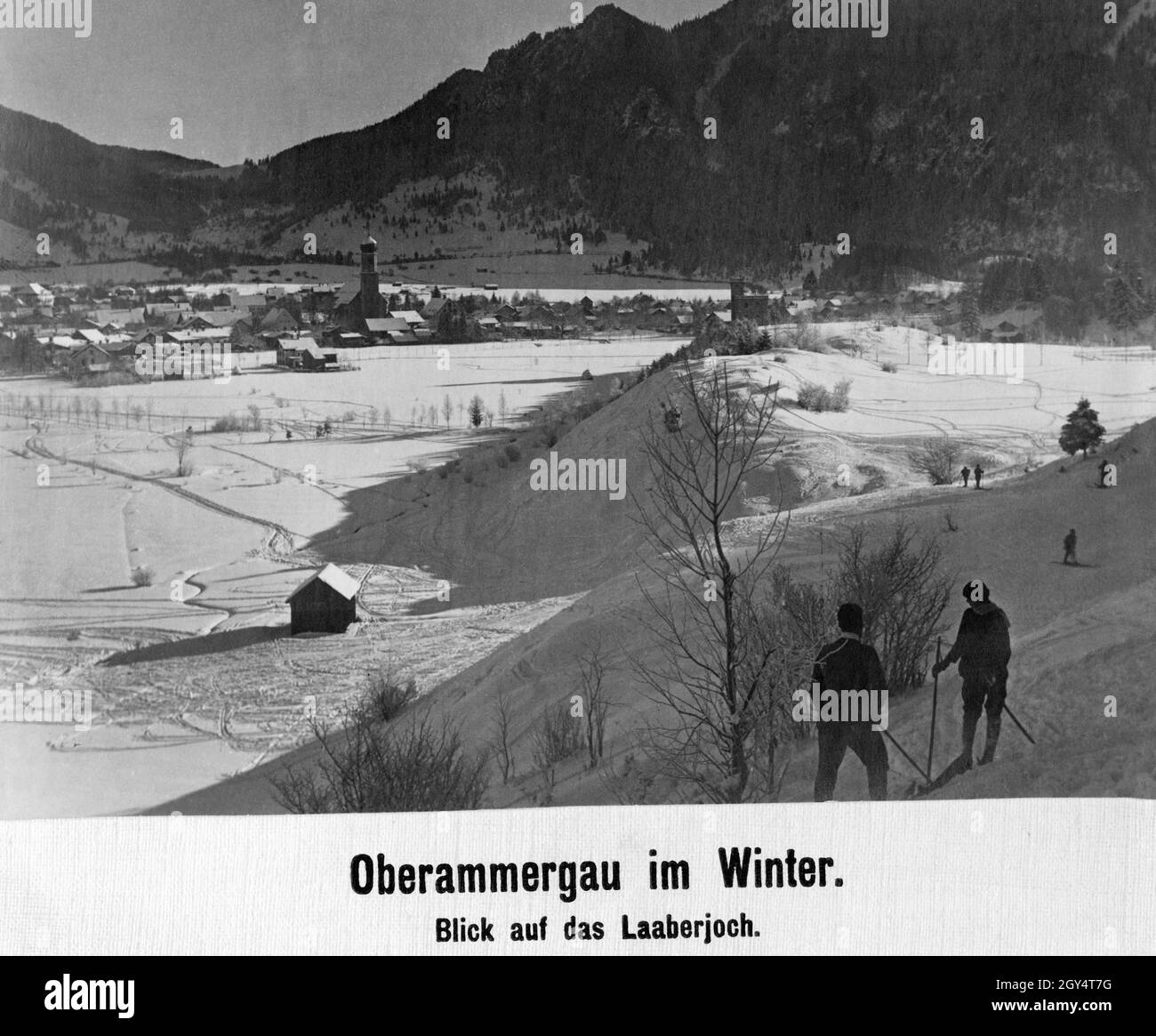 Skifahrer üben im Februar 1918 Skifahren auf einer Piste westlich von Oberammergau. Der Blick geht Richtung Osten auf das Dorf und das Laberjoch und Laberköpfl. [Automatisierte Übersetzung] Stockfoto