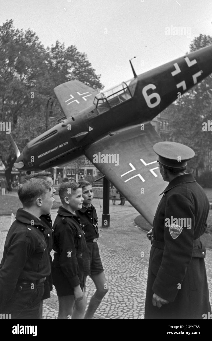 Hitlerjungen eine einer Messerschmitt ME 109 auf der Wehrmachtsausstellung, Deutschland 1940er Jahre. Hitler Jugend an eine Messerschmitt ME 109 militärischen Ebene an die Wehrmachtsausstellung, Deutschland 1940. Stockfoto