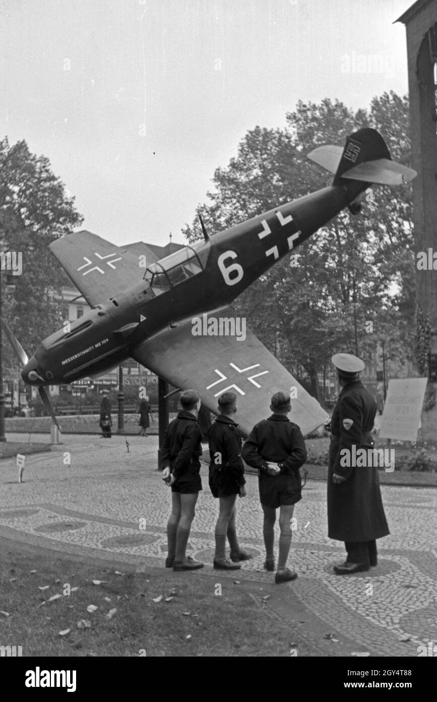 Hitlerjungen eine einer Messerschmitt ME 109 in de Wehrmachtsausstellung, Deutschland 1940er Jahre. Hitler Jugend an eine Messerschmitt ME 109 militärischen Ebene an die Wehrmachtsausstellung, Deutschland 1940. Stockfoto