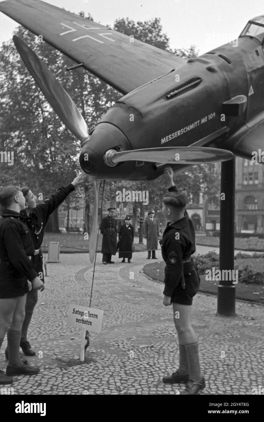 Hitlerjungen eine einer Messerschmitt ME 109 auf der Wehrmachtsausstellung, Deutschland 1940er Jahre. Hitler Jugend an eine Messerschmitt ME 109 militärischen Ebene an die Wehrmachtsausstellung, Deutschland 1940. Stockfoto