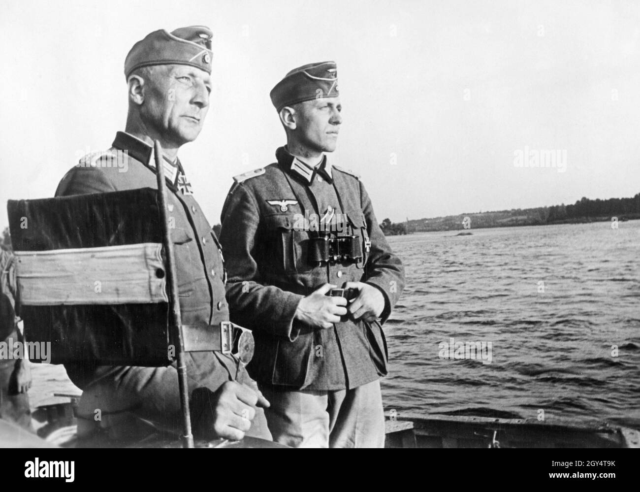 Französischer Feldzug im Zweiten Weltkrieg: Oberleutnant Anton Grasser (links), der mit dem Ritterkreuz des Eisernen Kreuzes ausgezeichnet wurde, überquerte die Loire. [Automatisierte Übersetzung] Stockfoto