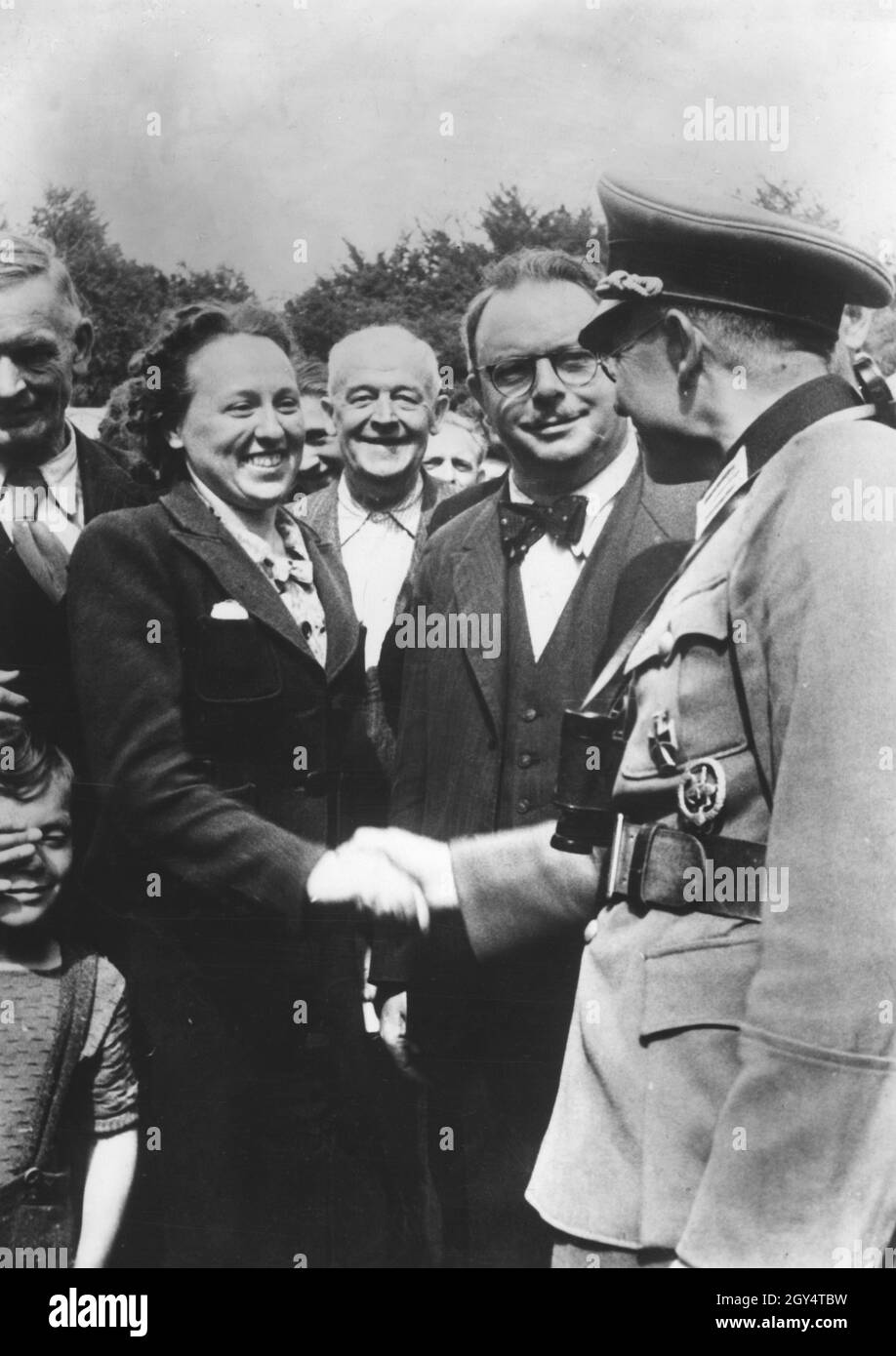 „einst von der französischen Regierung evakuiert, werden die Elsässer und Lothringer nun zurück in die von den Deutschen besetzte Region transportiert. Die Nazi-Propaganda schreibt auf der Rückseite des Fotos: "'während ihres Vorrückens durch Épinal sind die deutschen Truppen auch auf ein Internierungslager gestoßen, in das 500 Elsässer deportiert worden waren. Natürlich wurden die Elsässer sofort von den Deutschen befreit.'' [Automatisierte Übersetzung]' Stockfoto