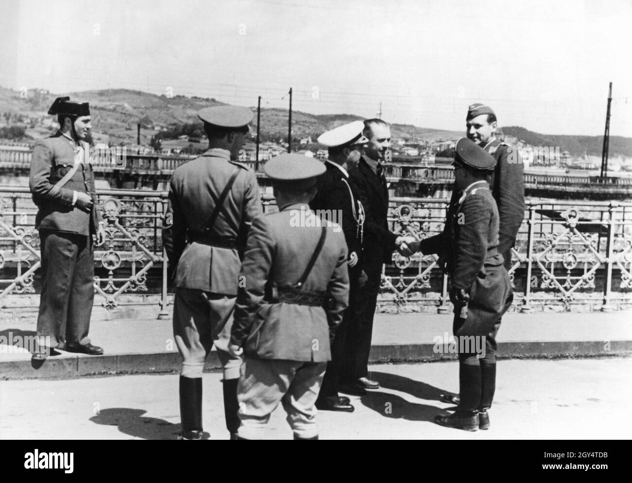 Begrüßung an der französisch-spanischen Grenze: Spanische und deutsche Soldaten grüßen sich auf der Grenzbrücke bei Hendaye. [Automatisierte Übersetzung] Stockfoto