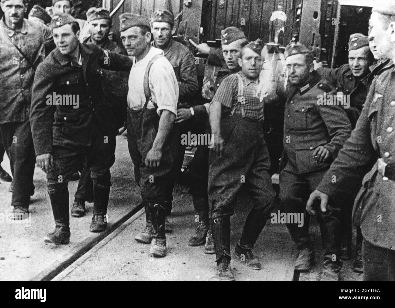 Männer und Soldaten der Wehrmacht sprengen eine Wand des Gebäudes, in dem sich der Waffenstillstandswagen Compiègne befindet. [Automatisierte Übersetzung] Stockfoto