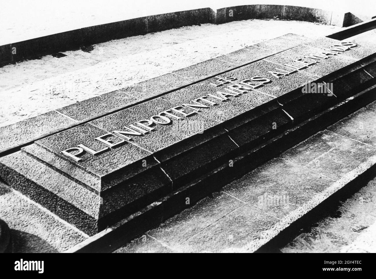 Gedenkstein auf der Lichtung von Rethondes in Compiègne. Auf dem Stein steht ''Les plenipotentiaires allemands'', was 'die deutschen Bevollmächtigten' bedeutet. [Automatisierte Übersetzung]' Stockfoto