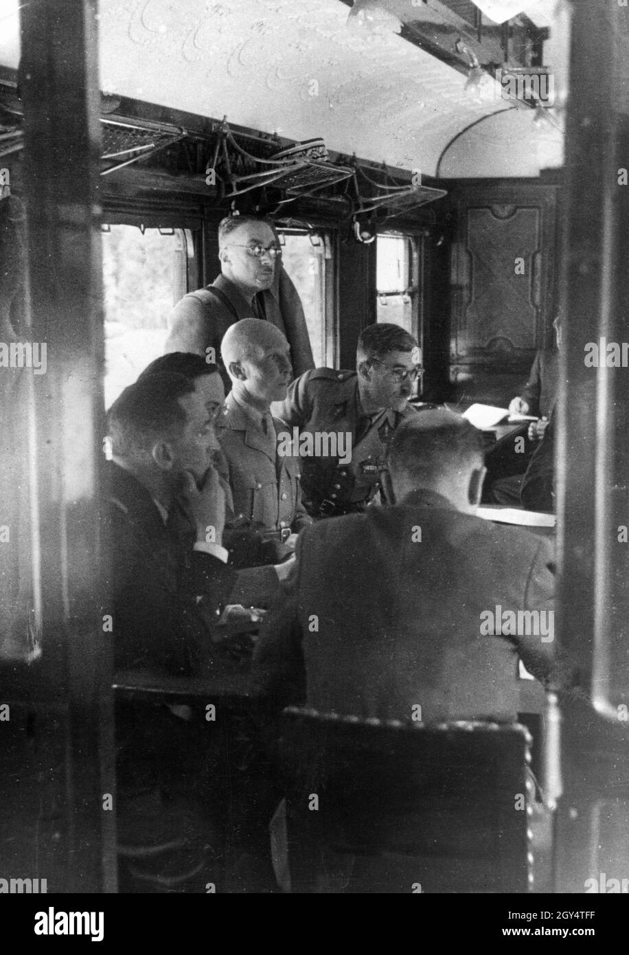 Waffenstillstandsverhandlungen zwischen Frankreich und Deutschland in Compiègne: Während der Verhandlungen im historischen Eisenbahnwaggon. [Automatisierte Übersetzung] Stockfoto