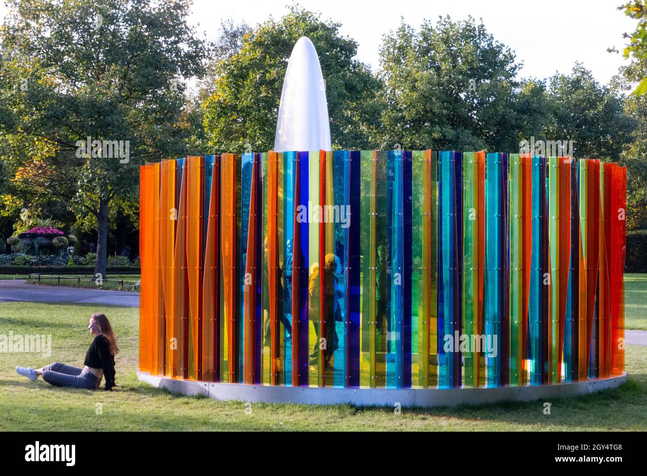 'Environenent de Transchromie' von Carlos Cruz-Diez auf der Frieze Art Fair Skulpturenausstellung im Regents Park London 2021 Stockfoto