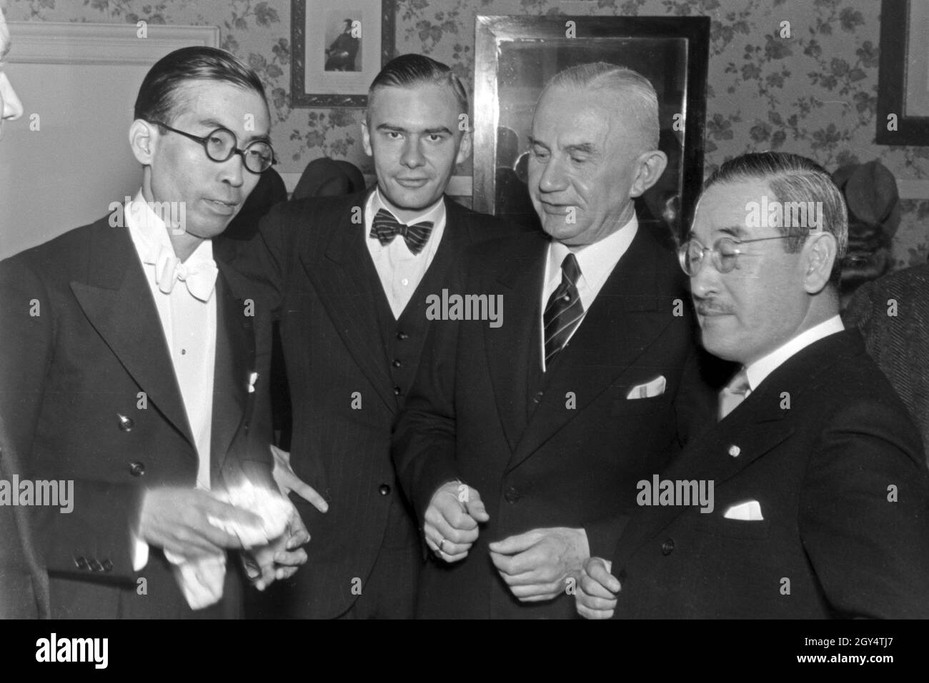 Der japanische Dirigent Hidemaro Konoe vor einem Konzert in Deutschland 40er Jahre. Japanischen Dirigenten Hidemaro Konoye vor einem Konzert in Deutschland, 1940er Jahre. Stockfoto