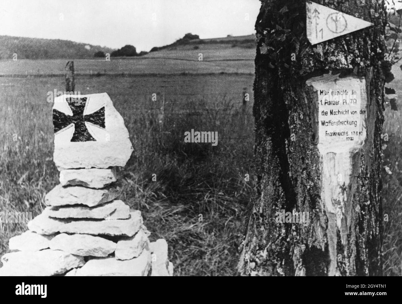 'Weltkrieg II: Verweis auf die ''Dehnung der Waffen Frankreichs'' im Juni 1940 auf einem Baum. [Automatisierte Übersetzung]' Stockfoto