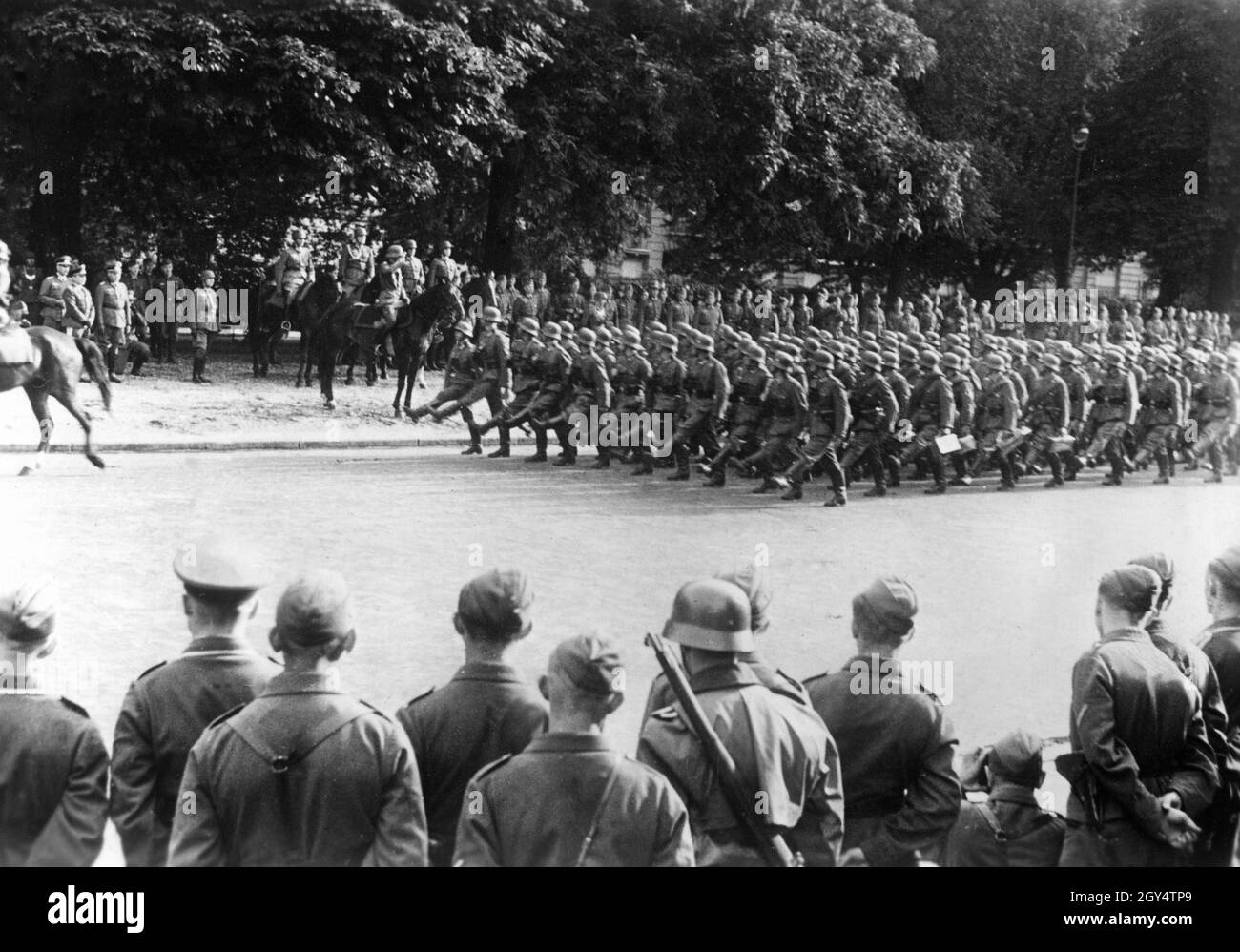 2. Weltkrieg: Deutsche Wehrmachtstruppen bei einer Siegesparade im besetzten Paris anlässlich der Kapitulation Frankreichs: Hier vor General Kurt von Briesen (links, zu Pferd) in der Avenue de Foche. [Automatisierte Übersetzung] Stockfoto