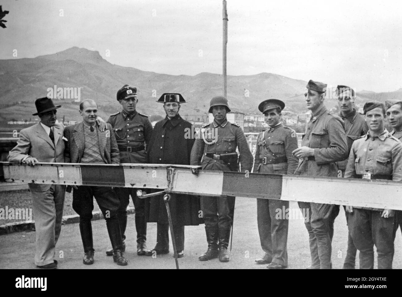 Soldaten stehen an einem Grenzposten an der französisch-spanischen Grenze. [Automatisierte Übersetzung] Stockfoto