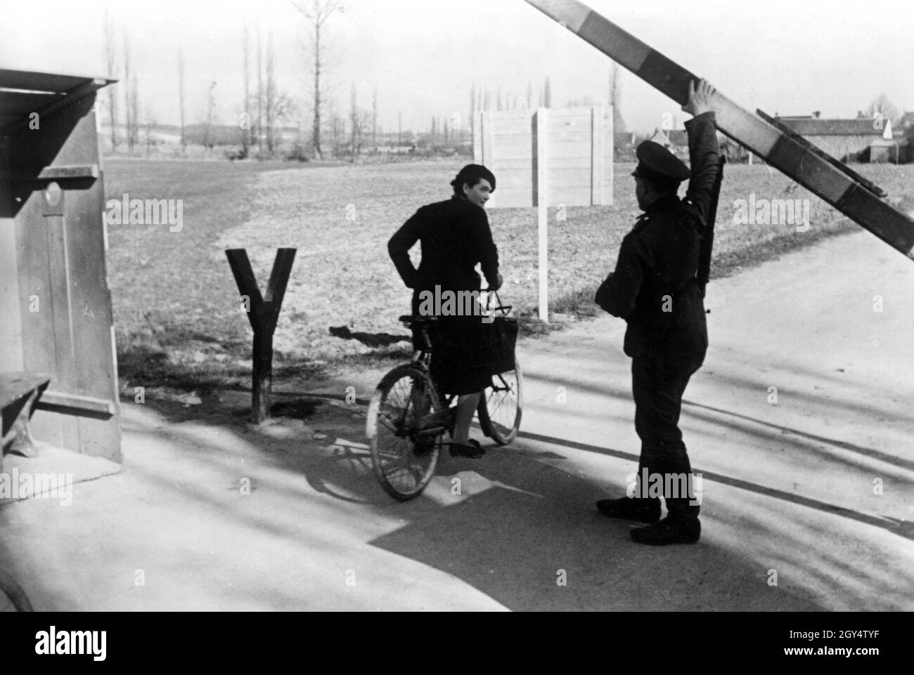 Grenzposten an der Grenzlinie zwischen Nord- und Südfrankreich: Ein Soldat hebt die Barriere für einen Passanten, der durchkommt. [Automatisierte Übersetzung] Stockfoto