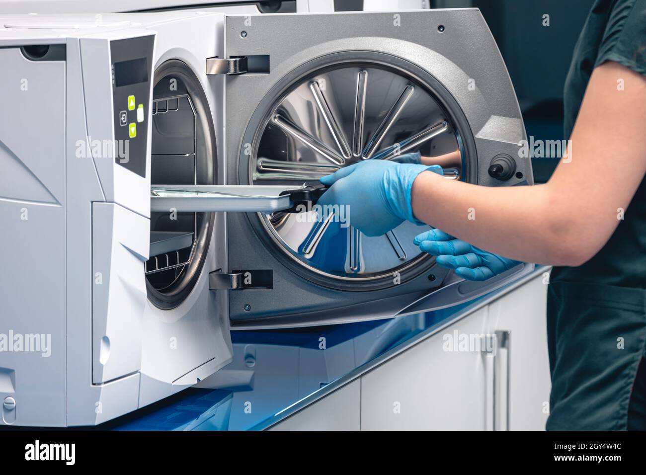 Sterilisierung medizinischer Instrumente in Autoklaven, Zangen für Maniküre  auf dem Hintergrund einer medizinischen Autoklaven Stockfotografie - Alamy