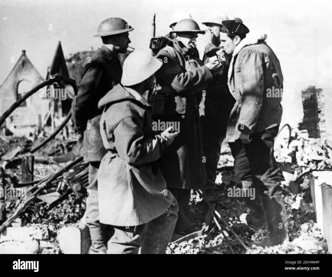 Britische Soldaten und französische Matrosen, die während alliierter Verteidigungsschlachten in Norwegen eine Zigarettenpause einlegen. [Automatisierte Übersetzung] Stockfoto