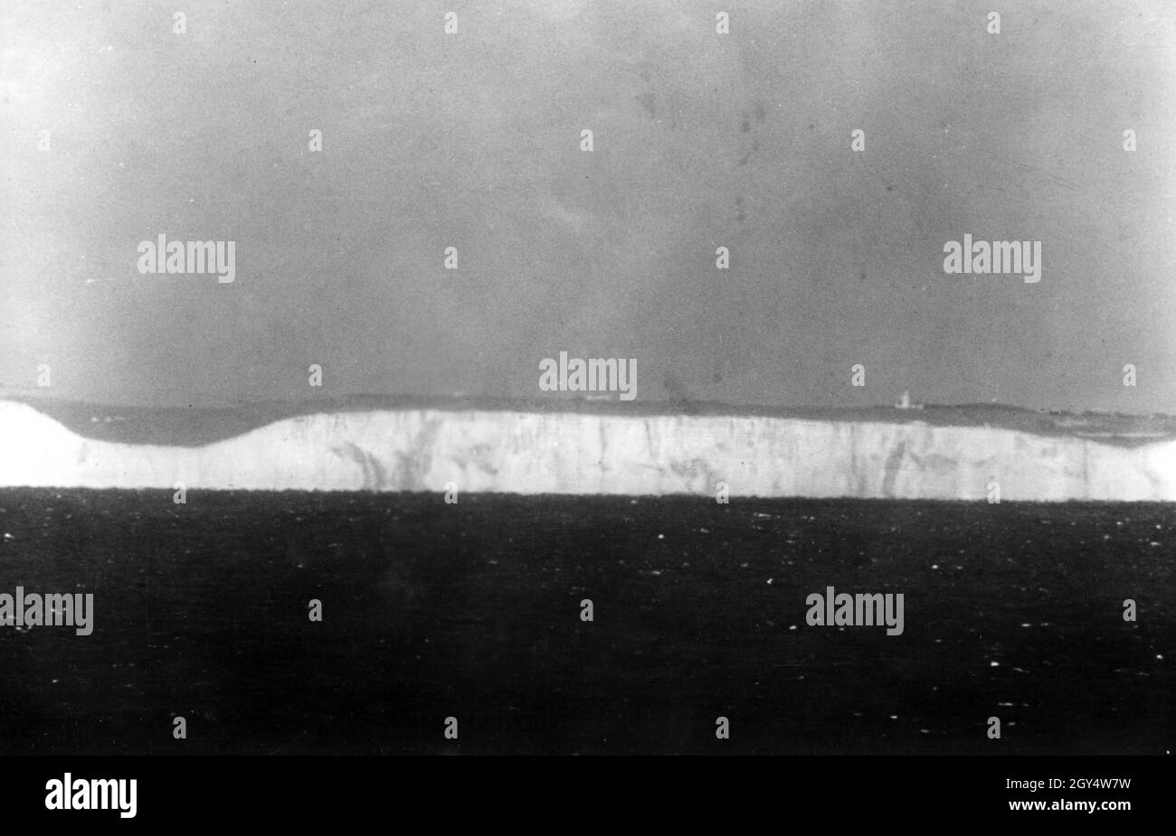 Deutsche Truppen bereiten sich im Sommer und Herbst 1940 an der Küste des Ärmelkanals auf die Operation Sea Lion vor, eine geplante Invasion Großbritanniens auf dem Seeweg, die nie durchgeführt wurde: Weitblick auf die Küste des Ärmelkanals. [Automatisierte Übersetzung] Stockfoto