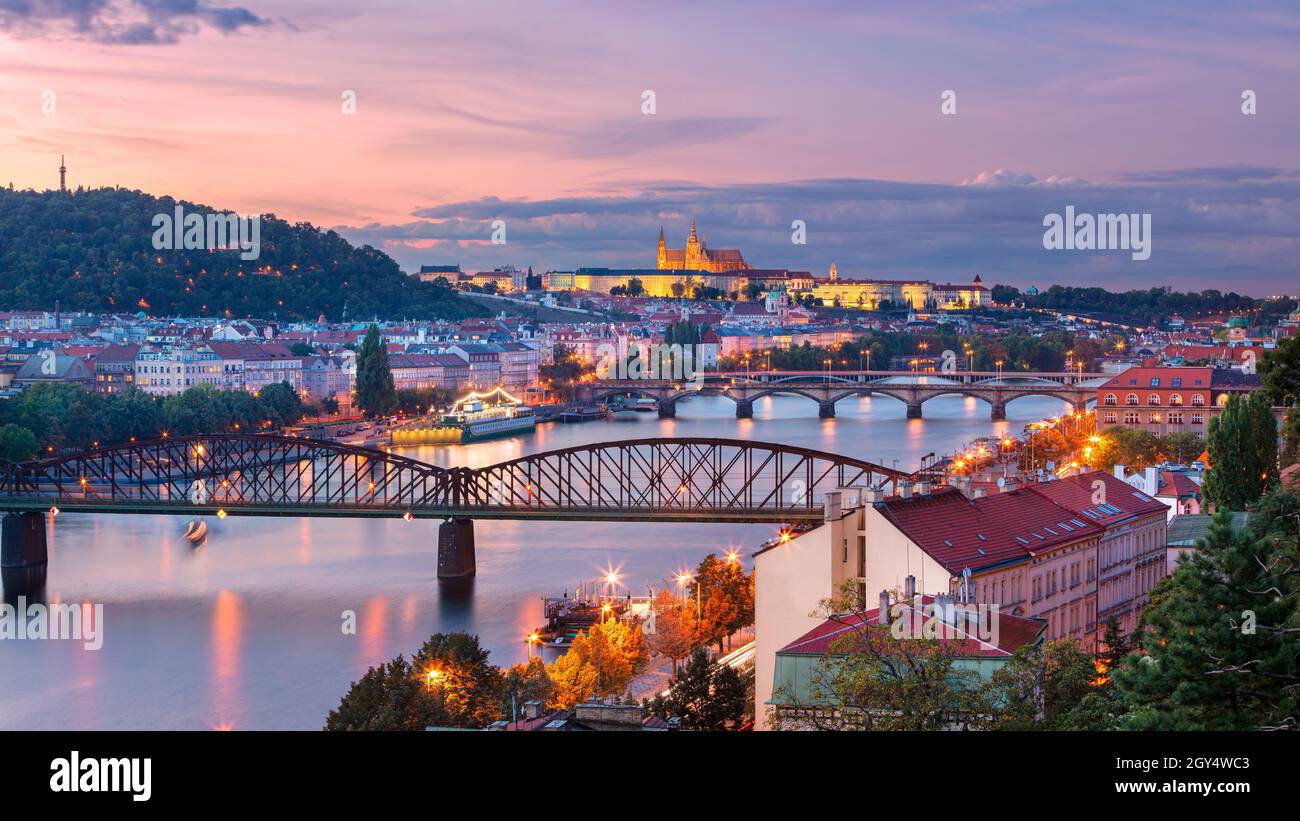Prag bei Sonnenuntergang. Stadtbild von Prag, Hauptstadt der Tschechischen Republik mit Veitsdom und fünf Brücken über die Moldau bei Herbstsonnen Stockfoto