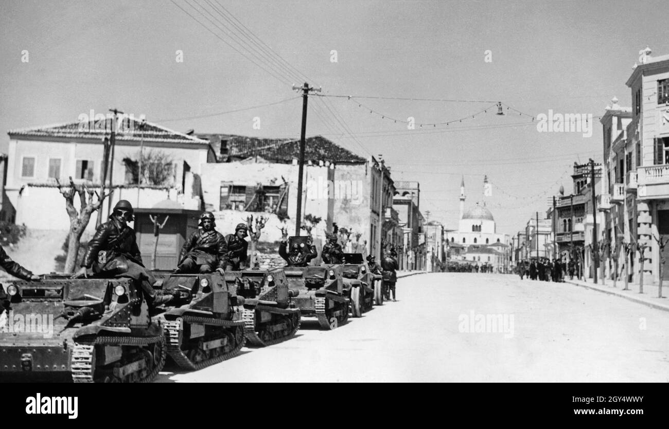 „Anfang April 1939 besetzte die italienische Armee Albanien. Am 7. April begann die Offensive mit dem Angriff auf mehrere albanische Hafenstädte. Das Foto zeigt Durazzo (oder Durrës) nach der Landung der italienischen Armee. Einige L3/33-Tankwagen stehen am Straßenrand der ''Bulevardi Epidamn'', die Fahrer sitzen oben. Im Hintergrund ist die große Moschee von Durres zu sehen. [Automatisierte Übersetzung]' Stockfoto