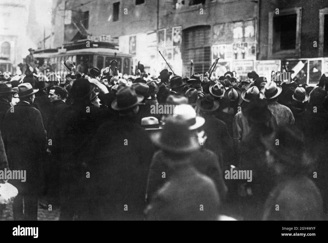 1925 gab es in Italien Demonstrationen und Zusammenstöße zwischen den Anhängern des Faschismus und der Opposition. Der Grund dafür war Mussolinis Vorgehen gegen die Opposition und die Ausweitung seines Regimes in eine Diktatur. In diesem Jahr wurden unter anderem Oppositionsparteien wie die "Partito Socialista Italiano" unterdrückt, verboten und ihre Mitglieder verhaftet. Das Bild zeigt den Aufstand in einer italienischen Stadt. [Automatisierte Übersetzung]' Stockfoto