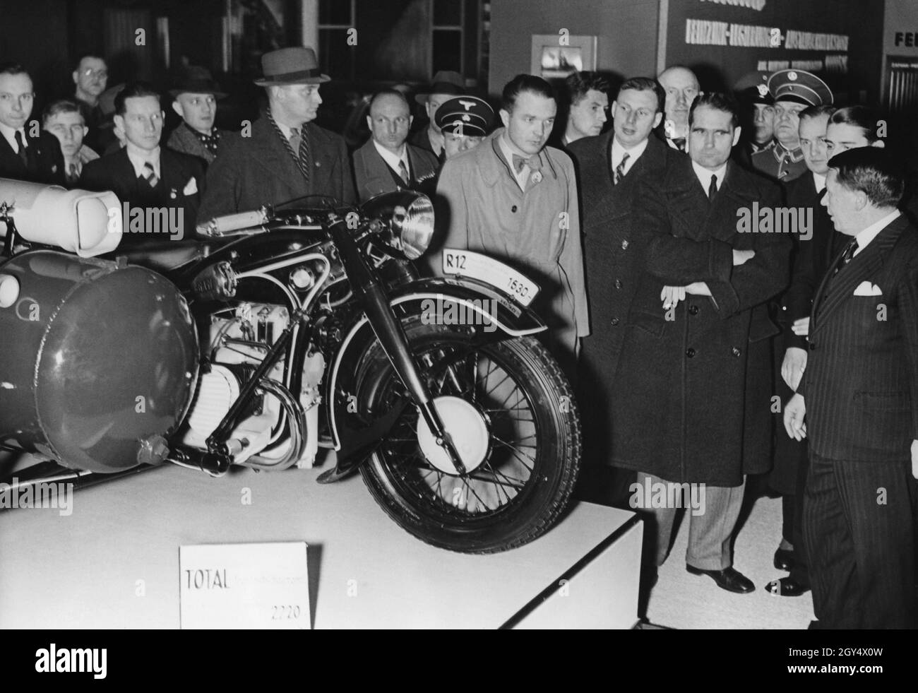 Reichsminister Rudolf Hess (2. Von rechts) begleitet von seinem Lagerberater und Pressereferent Alfred Leitgen (4. Von rechts) auf der Automobilausstellung am Kaiserdamm in Berlin. [Automatisierte Übersetzung] Stockfoto