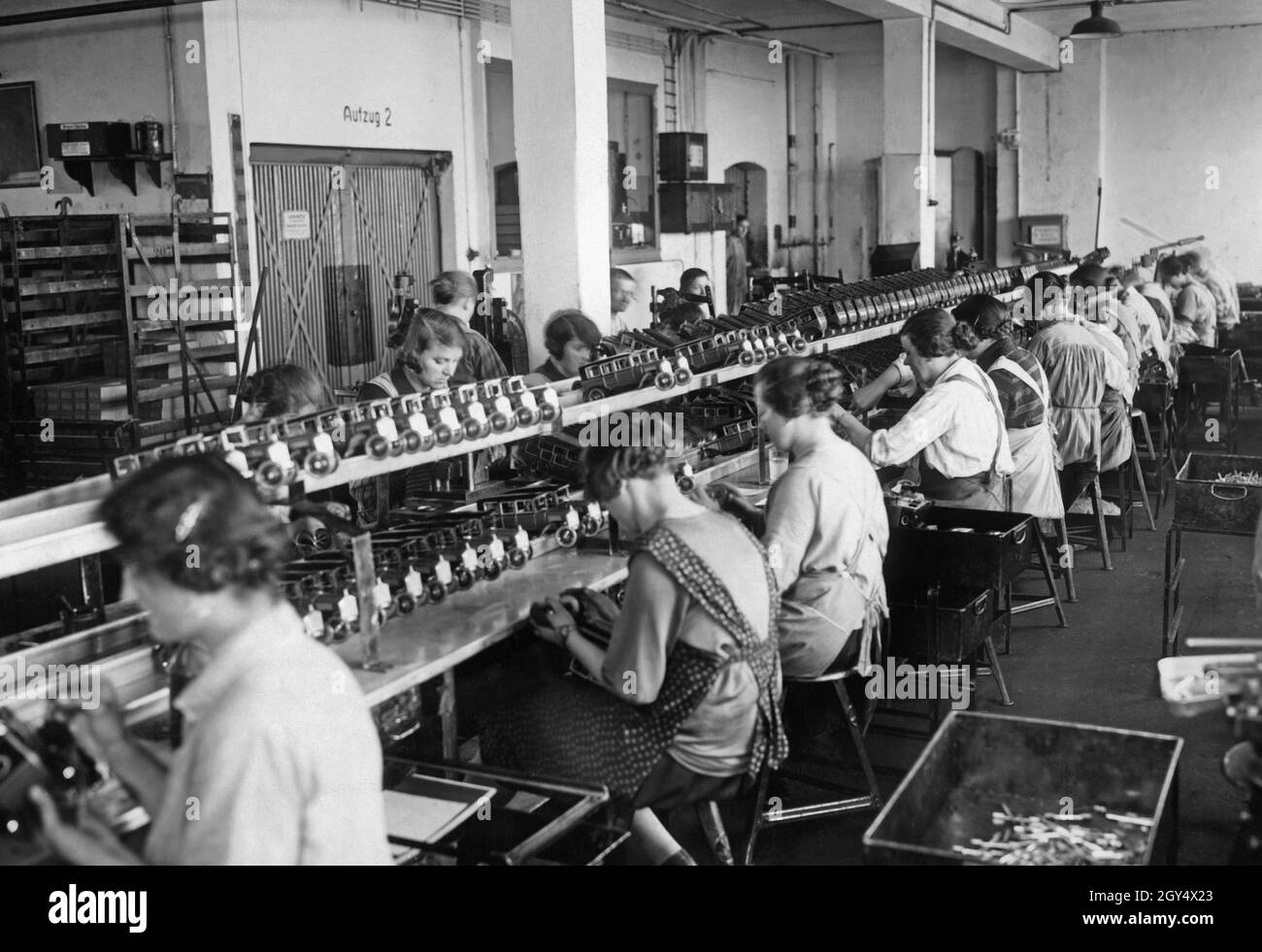 In einer Nürnberger Spielzeugfabrik machen Arbeiterinnen am Fließband  Spielzeug. [Automatisierte Übersetzung] Stockfotografie - Alamy