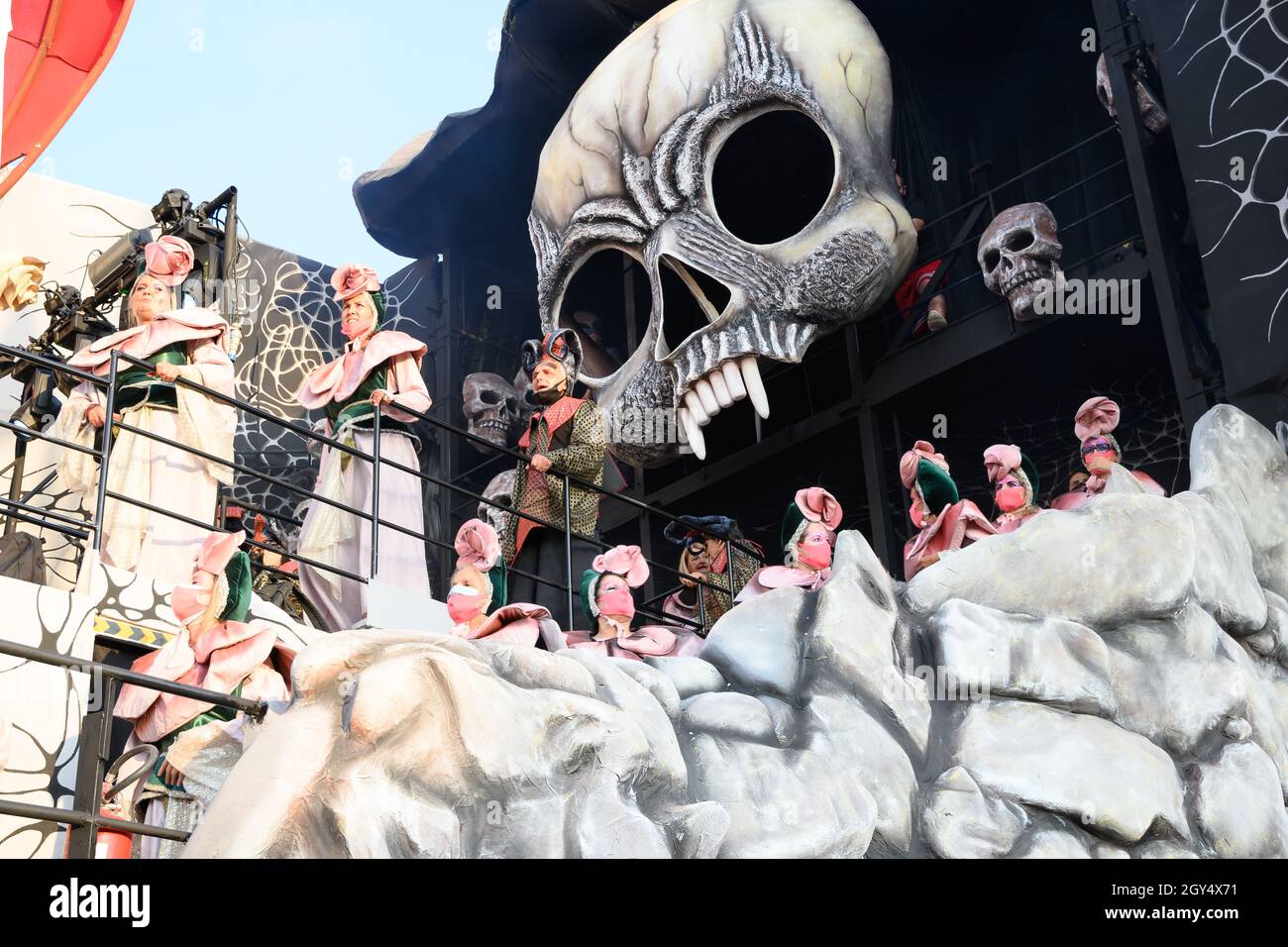 Viareggio-Italien-2021. Oktober der berühmte Karneval, an dem allegorische Wagen von lokalen Handwerkern entlang der Küste ziehen. Stockfoto