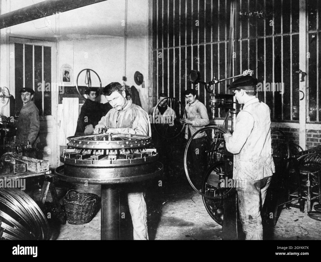 Industriearbeiter in einer französischen Automobilfabrik, die Räder herstellte. [Automatisierte Übersetzung] Stockfoto