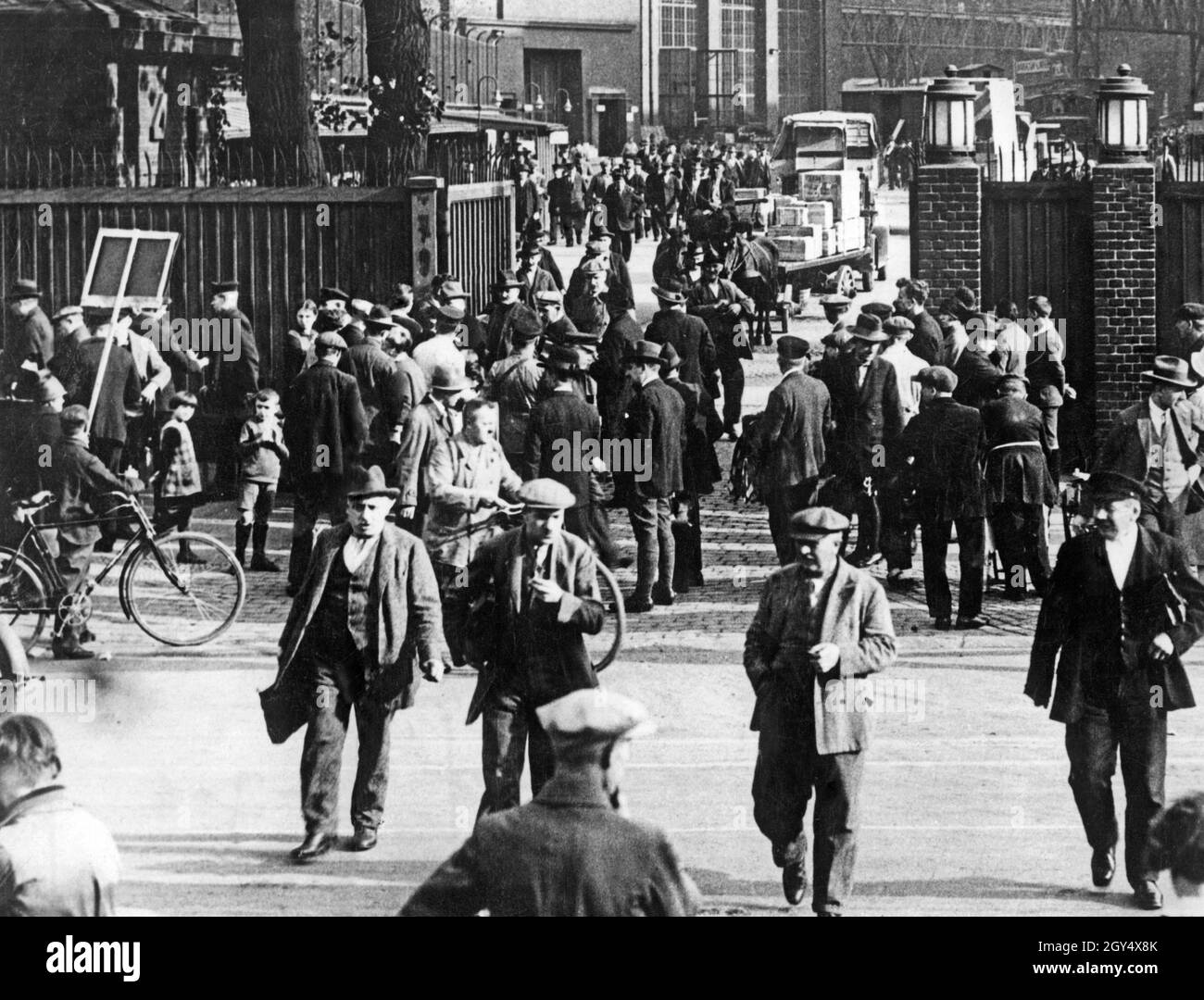 Schließzeiten und Schließzeiten in einem großen Berliner Unternehmen. [Automatisierte Übersetzung] Stockfoto