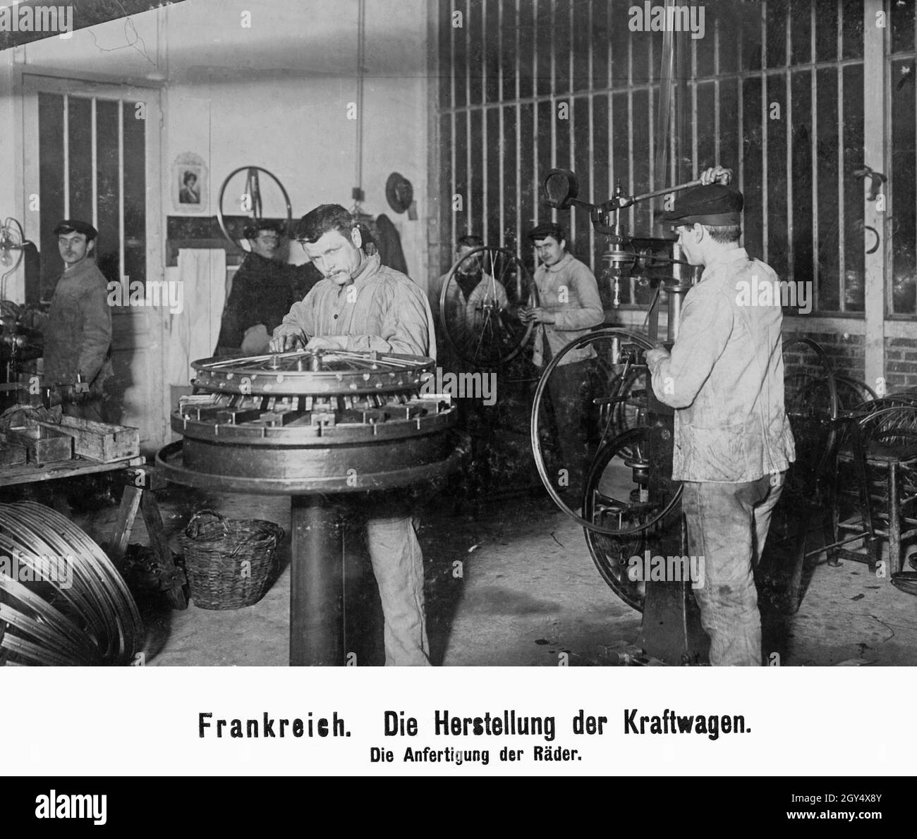 Industriearbeiter in einer französischen Automobilfabrik, die Räder herstellte. [Automatisierte Übersetzung] Stockfoto