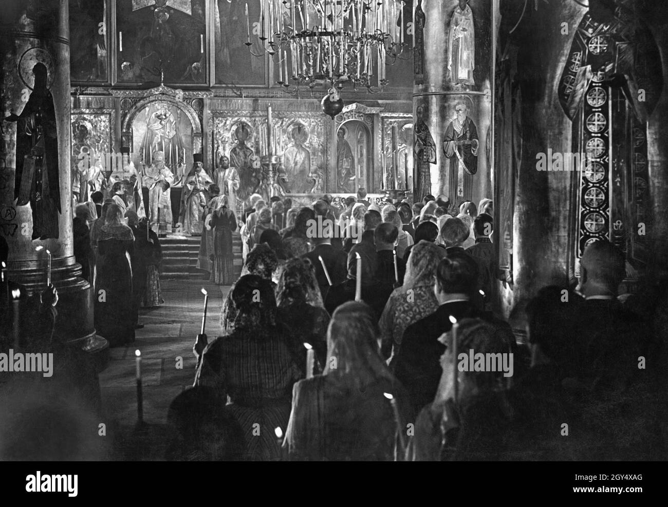 Im Film ''Savoy-Hotel 217'' findet ein abendlicher Osterdienst nach christlich-orthodoxer Gewohnheit statt. Savoy-Hotel 217 ist ein deutscher Kriminalfilm von 1936 von Gustav Ucicky. Sie spielt Hans Albers und Brigitte Horney. [Automatisierte Übersetzung]' Stockfoto