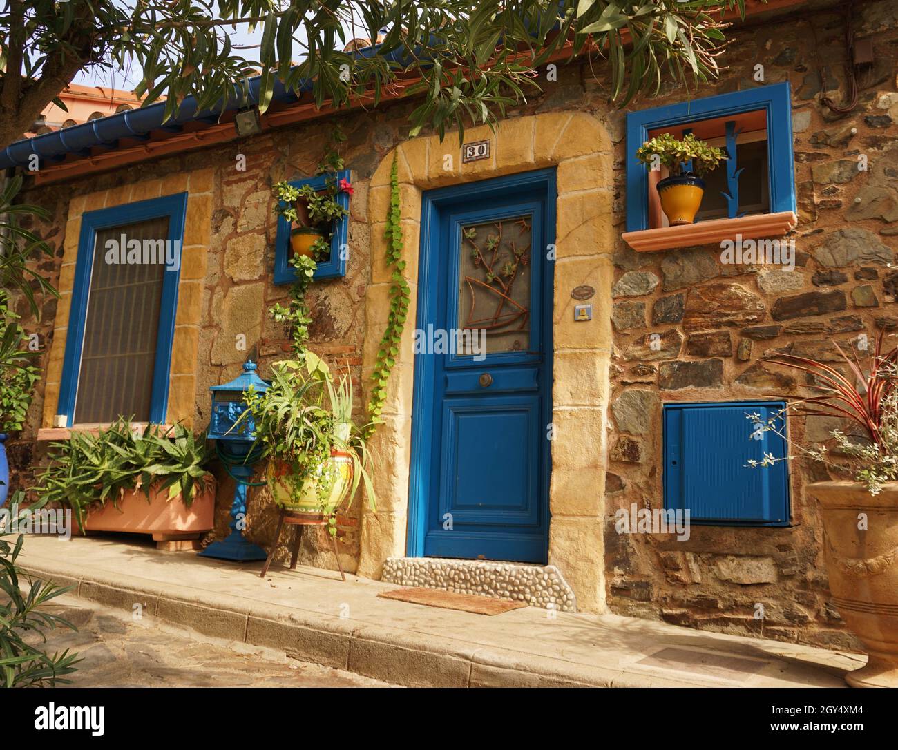 Farbenfrohes Haus im Dorf Collioure, Mittelmeerküste, Departement Pyrénées-Orientales, Südfrankreich Stockfoto