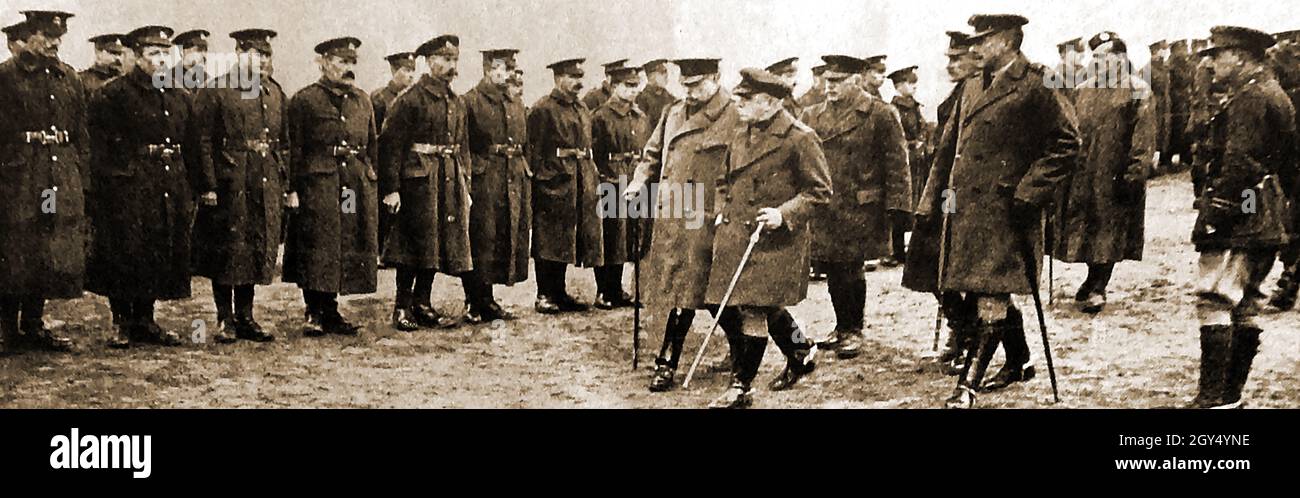 WW - Viscount French ' of Ypern' inspiziert Truppen im Lord Derby Group System Training Center in Großbritannien. Feldmarschall John Denton Pinkstone French, 1. Earl of Ypern aka Sir John French (1852-1925), diente auch als Midshipman kurz in der Royal Navy, bevor er Kavallerieoffizier wurde. Seine Karriere wurde fast beendet, nachdem er in der Scheidung eines anderen Offiziers genannt wurde, während er in Indien in den frühen 1890er Jahren war. Er war angeblich sein ganzes Leben lang als Frauenheld bekannt. Stockfoto