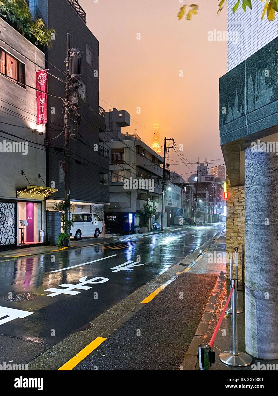 Tokio, Japan - 17. November 2019: Nächtliche Regentenszene auf der Straße von Tokio Stockfoto