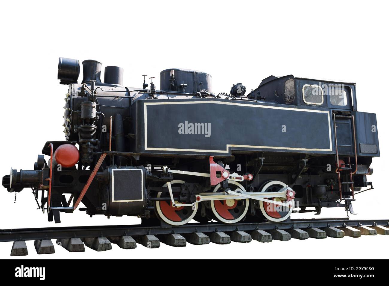 Eine alte Dampflokomotive ohne Waggons steht in der hellen Sonne auf Schienen auf einem sauberen weißen Hintergrund mit Ausschnitt. Von der Seite fotografiert Stockfoto