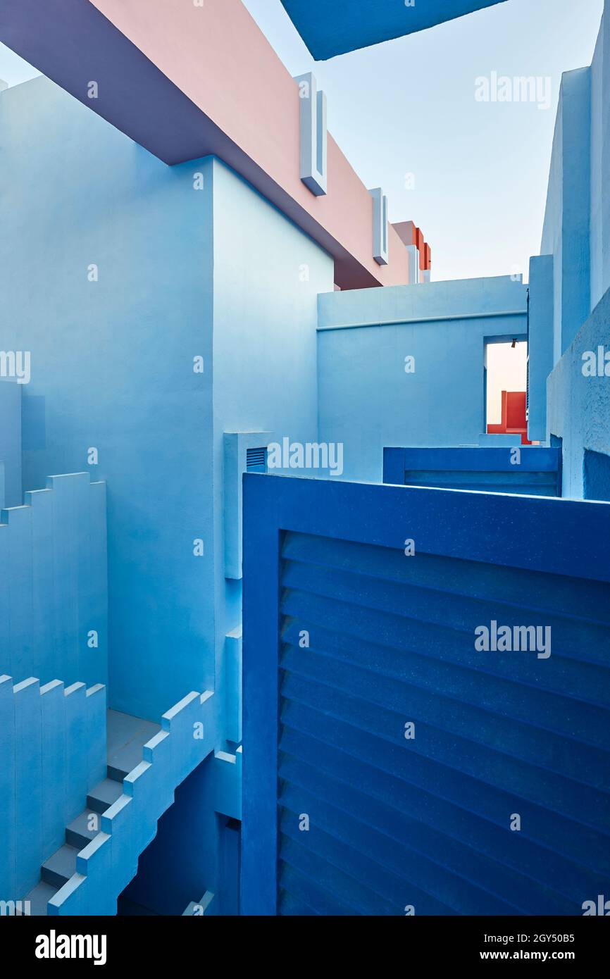 Geometrisch farbiger Gebäudeentwurf. Die rote Mauer, La manzanera. Calpe, Spanien Stockfoto