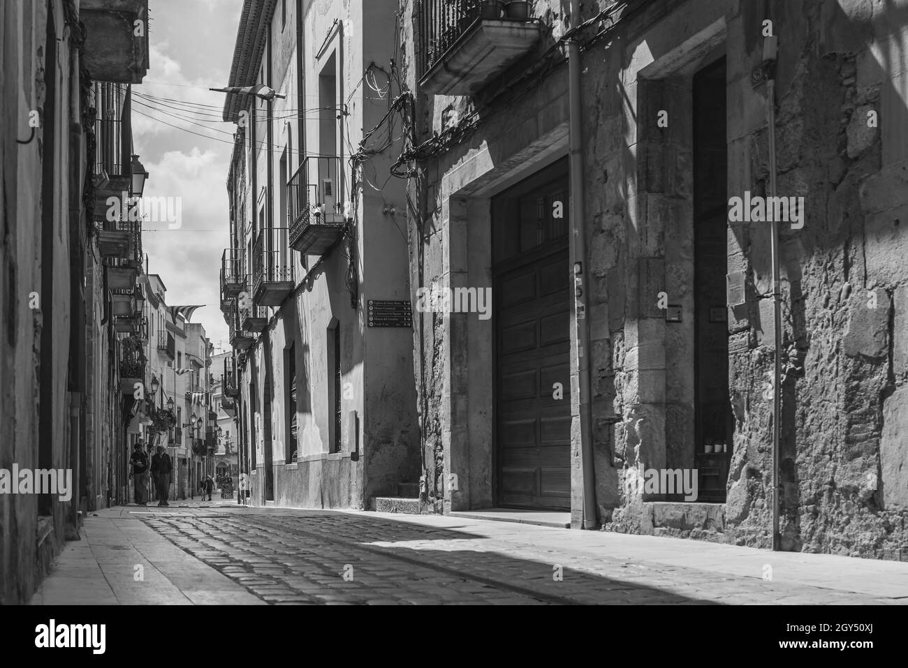 MONTBLANC, SPANIEN - 12. SEPTEMBER 2021: Schwarz-Weiß-Vintage-Bild einer kleinen Straße mit alten Gebäuden in Spanien Stockfoto