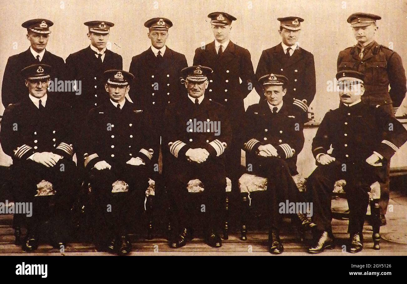 WWI - Admiral de Robeck (Mitte) und Mitarbeiter. ---- Admiral der Flotte Sir John Michael de Robeck, ( Baronet) 1862 – 1928 war ein gefeierter Offizier in der Royal Navy, der nach dem Krieg Oberbefehlshaber der Mittelmeerflotte, britischer Hochkommissar für die Türkei und später Oberbefehlshaber der Atlantischen Flotte wurde. Stockfoto