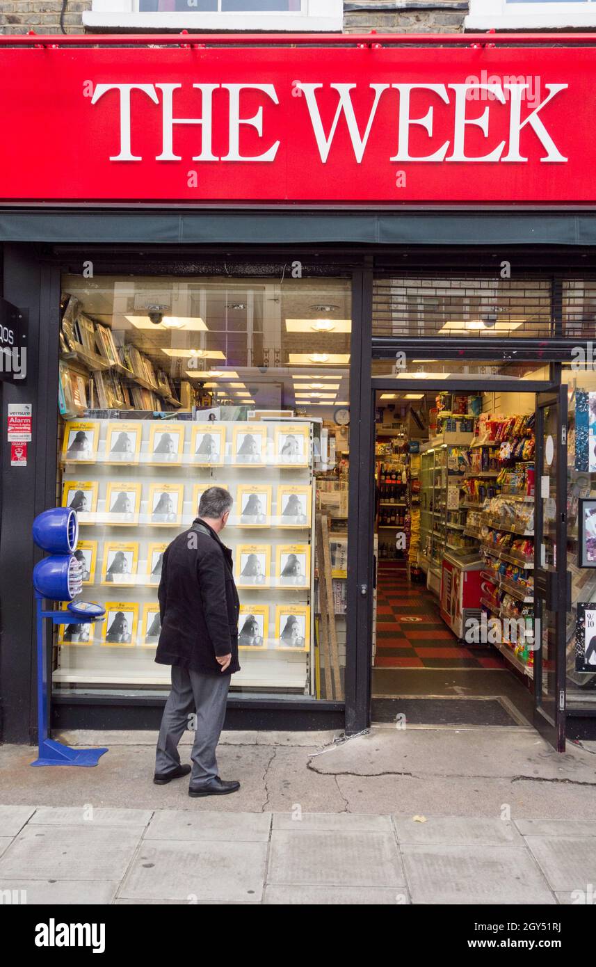 The Week Zeitungskiosks und Tabakladen, Elgin Crescent, Notting Hill, London, Großbritannien Stockfoto