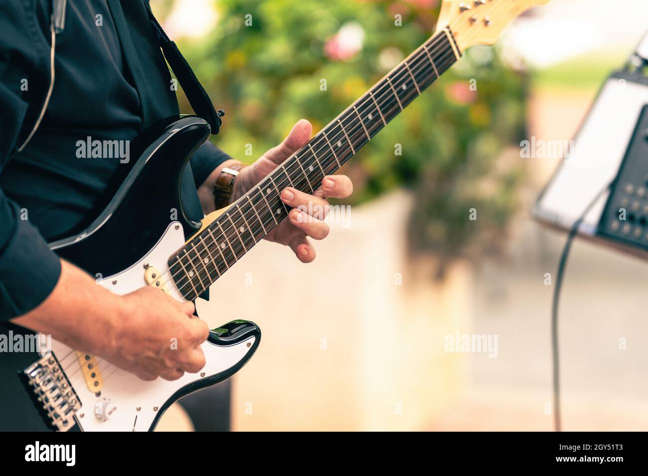 Nahaufnahme eines Musikers, der bei einem Live-Konzert im Freien eine E-Gitarre spielt Stockfoto
