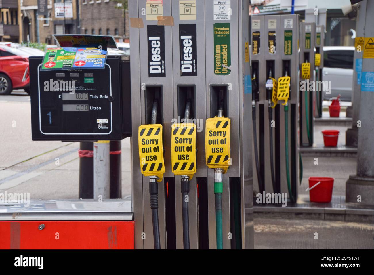 London, Großbritannien. Oktober 2021. An einer geschlossenen Texaco-Station im Zentrum von London sind Schilder mit „Sorry, out of use“-Schildern angebracht. Viele Bahnhöfe sind aufgrund eines Kraftstoffmangels im Zusammenhang mit dem Brexit und des panischen Kaufs immer noch geschlossen. Kredit: Vuk Valcic / Alamy Live Nachrichten Stockfoto