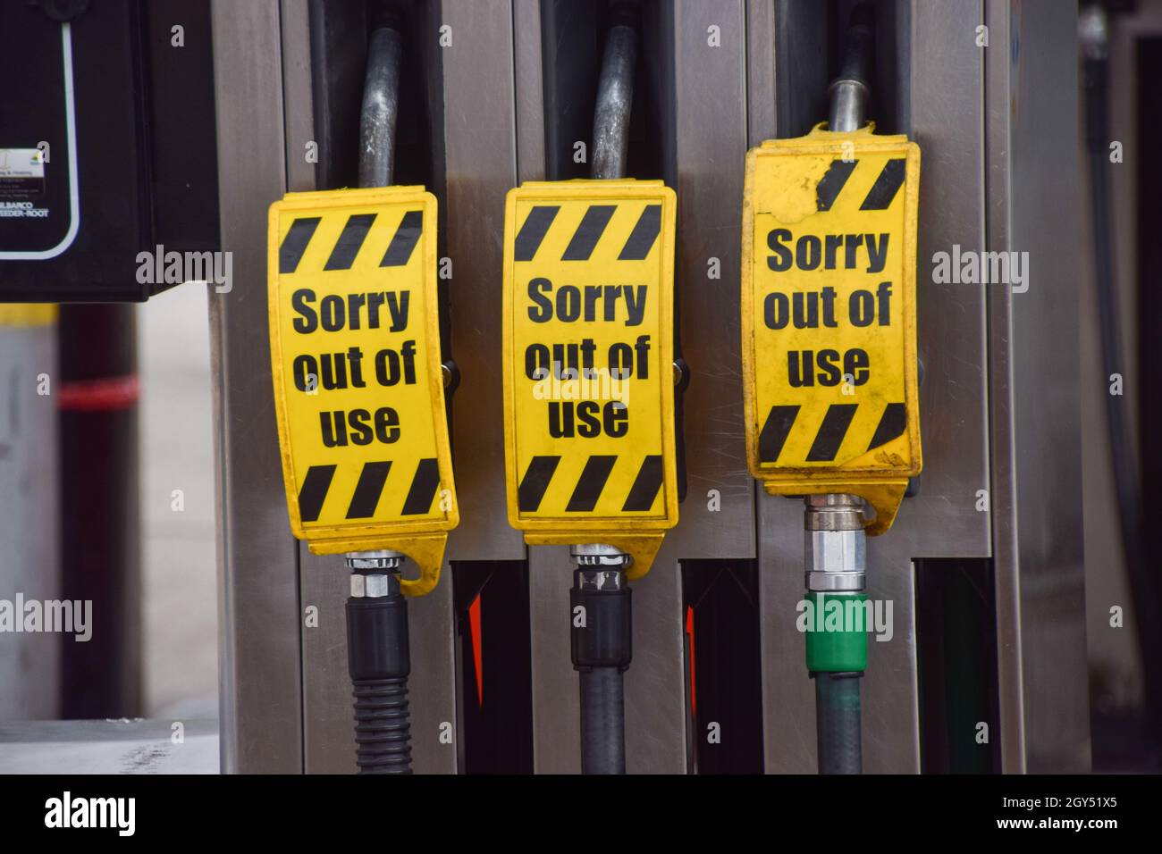 London, Großbritannien. Oktober 2021. An einer geschlossenen Texaco-Station im Zentrum von London sind Schilder mit „Sorry, out of use“-Schildern angebracht. Viele Bahnhöfe sind aufgrund eines Kraftstoffmangels im Zusammenhang mit dem Brexit und des panischen Kaufs immer noch geschlossen. Kredit: Vuk Valcic / Alamy Live Nachrichten Stockfoto
