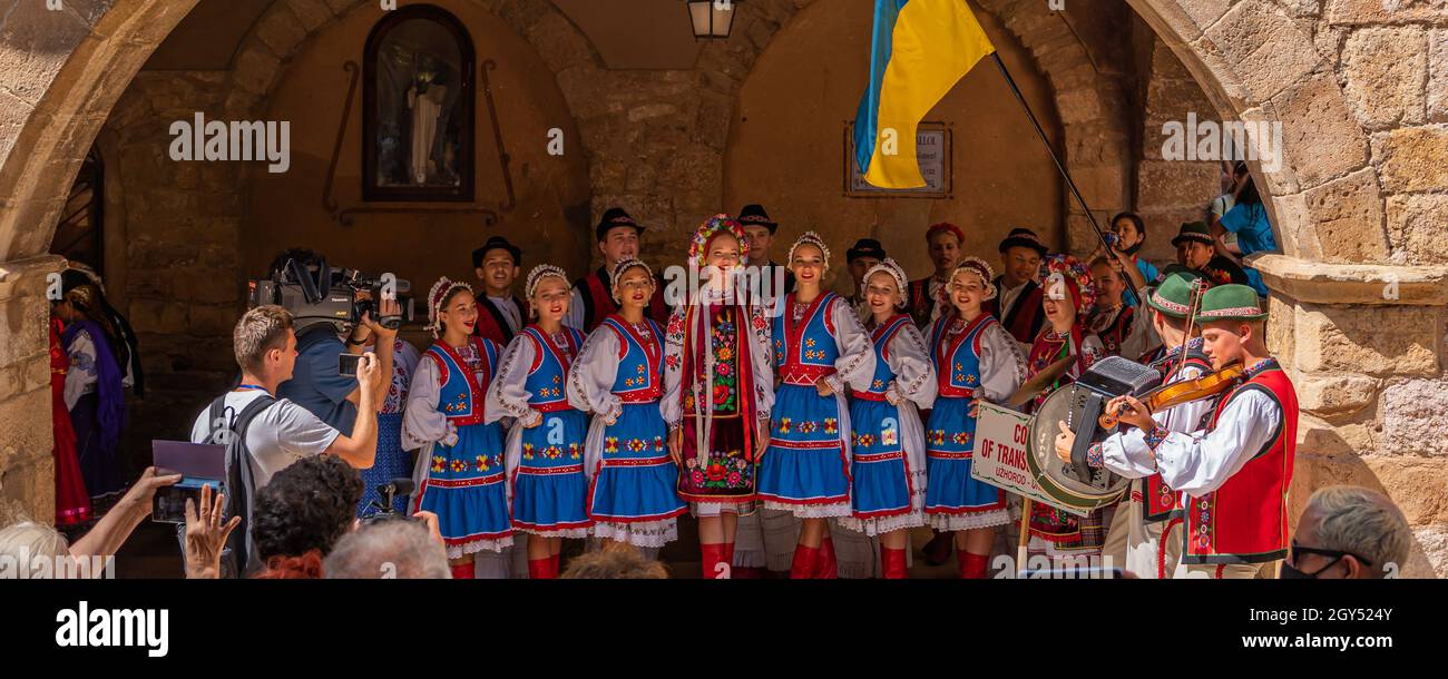 MONTBLANC, SPANIEN - SEPTEMBER 12.2021: Tänzer in ukrainischen bunten Volkstrachten beim Montblanc Volksfest in Spanien Stockfoto