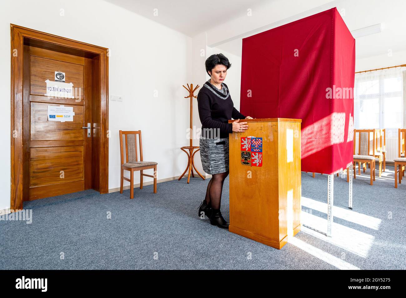 Lobendava, Tschechische Republik. Oktober 2021. Ivana Pavlikova bereitet am Donnerstag, den 7. Oktober 2021, das Wahllokal Lobendava, das nördlichste in der Gemeinde Lobendava, Tschechien, vor. Quelle: Ondrej Hajek/CTK Photo/Alamy Live News Stockfoto