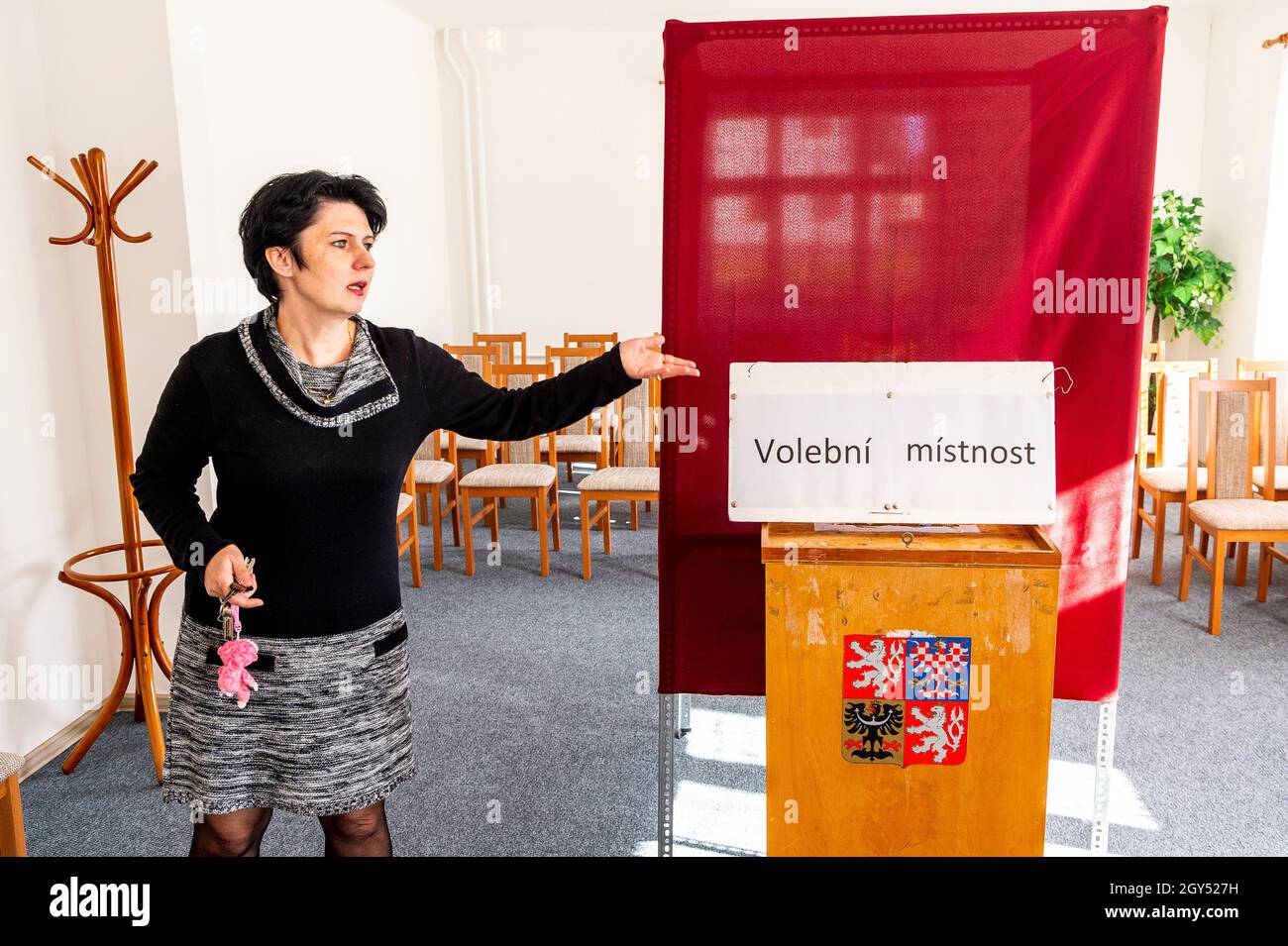Lobendava, Tschechische Republik. Oktober 2021. Ivana Pavlikova bereitet am Donnerstag, den 7. Oktober 2021, das Wahllokal Lobendava, das nördlichste in der Gemeinde Lobendava, Tschechien, vor. Quelle: Ondrej Hajek/CTK Photo/Alamy Live News Stockfoto