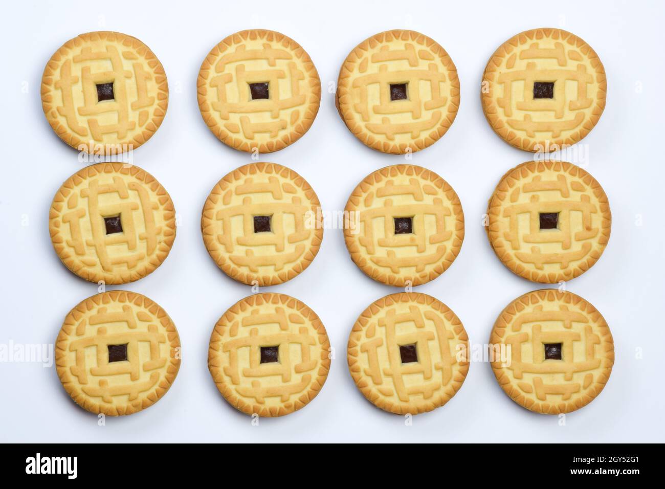 Reihen von Cookies werden in geraden Reihen auf einem weißen Clipping Hintergrund angeordnet. Nahaufnahme fotografiert. Stockfoto