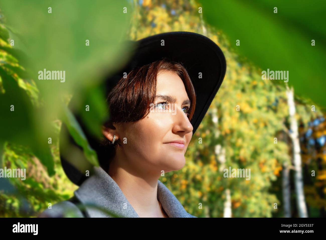 Frau Tourist in Hut mit breiter Krempe. Stockfoto