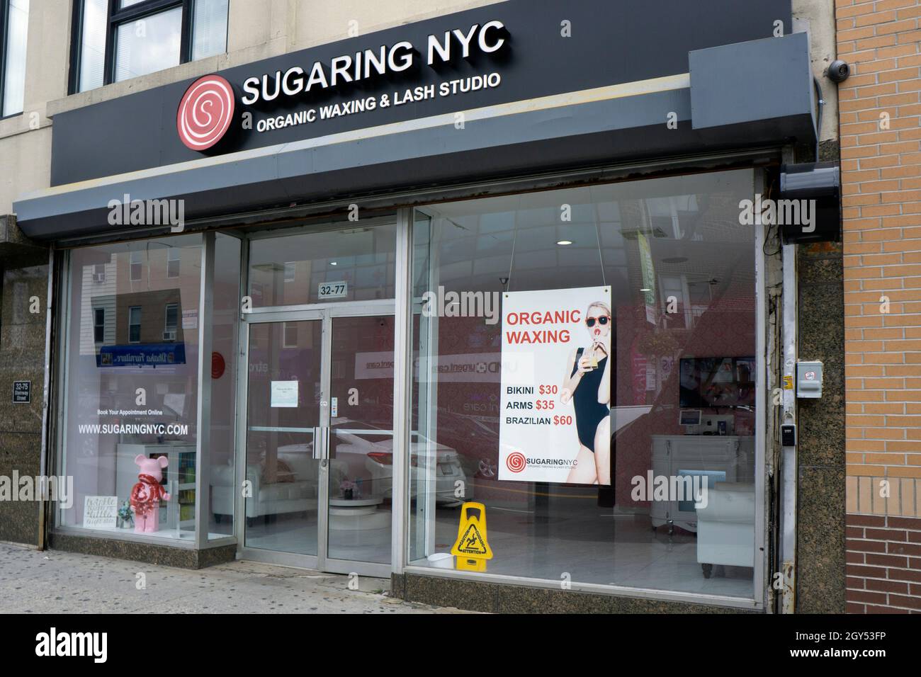 Das Äußere von Sugaring NYC, einem Bio-Wachsstudio in der Steinway Street in Astoria, Queens, New York City. Stockfoto